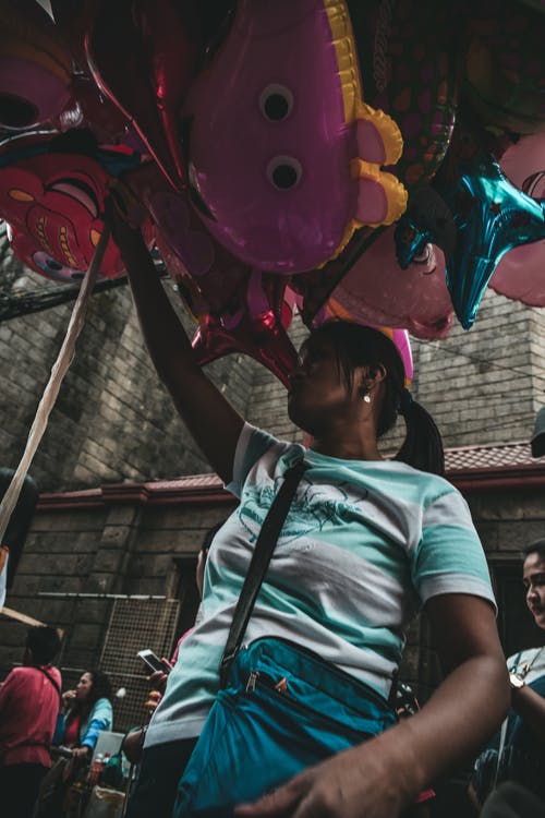 女人控股气球 · 免费素材图片