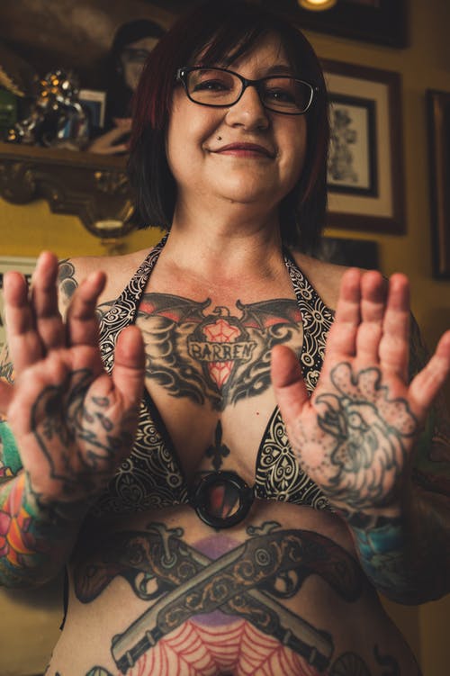 女人显示身体纹身 · 免费素材图片