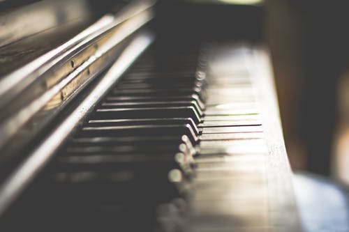 钢琴键的选择性聚焦摄影 · 免费素材图片