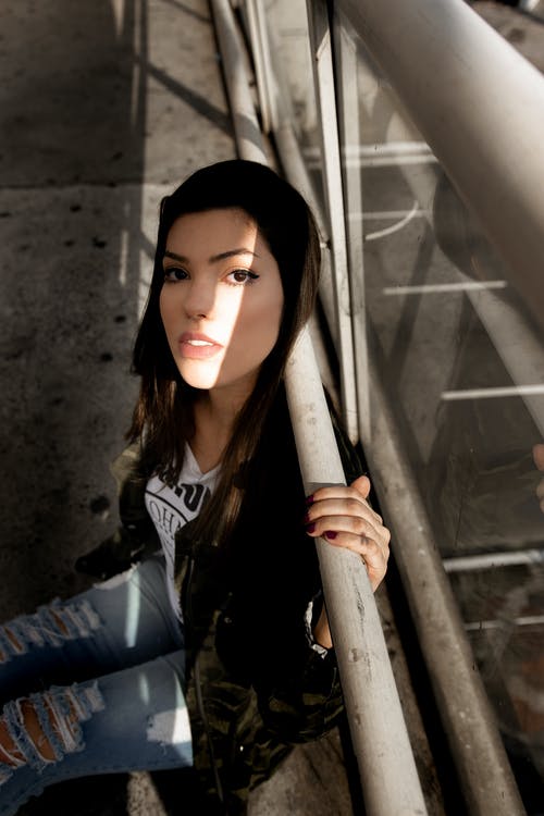 女人穿着迷彩外套的照片 · 免费素材图片