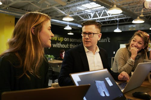 在两个女人中间说话的男人 · 免费素材图片