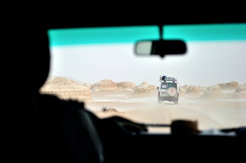 白色汽车在沙漠中 · 免费素材图片