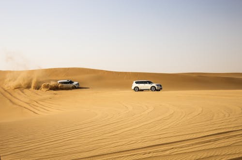 沙漠上的白色车辆 · 免费素材图片