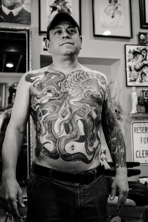 人站立和显示他的身体纹身 · 免费素材图片