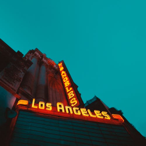 低角度摄影的棕色建筑与洛杉矶led标志 · 免费素材图片