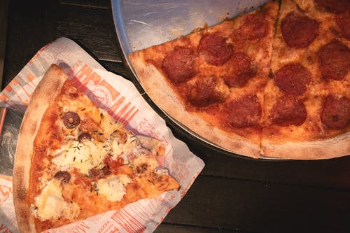 切片比萨的顶视图照片 · 免费素材图片