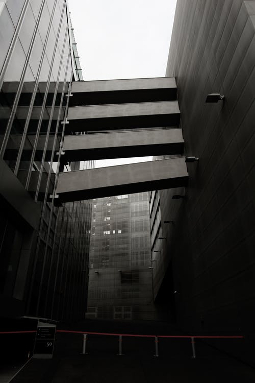 黑色和白色的现代建筑 · 免费素材图片
