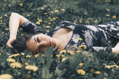 躺在植物上的女人 · 免费素材图片