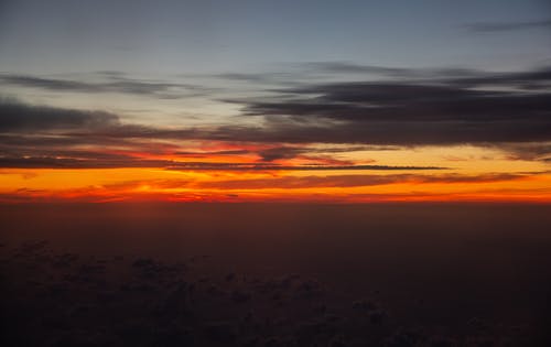 戏剧性的云彩下的日落 · 免费素材图片