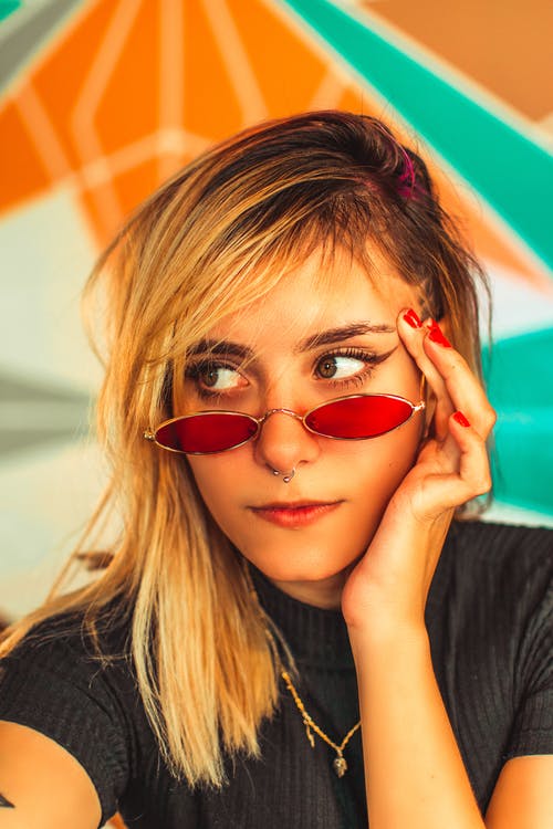 穿黑色圆领衬衫和太阳镜的女人 · 免费素材图片