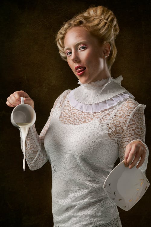女人穿着白色花卉长袖礼服拿着杯子和茶碟 · 免费素材图片