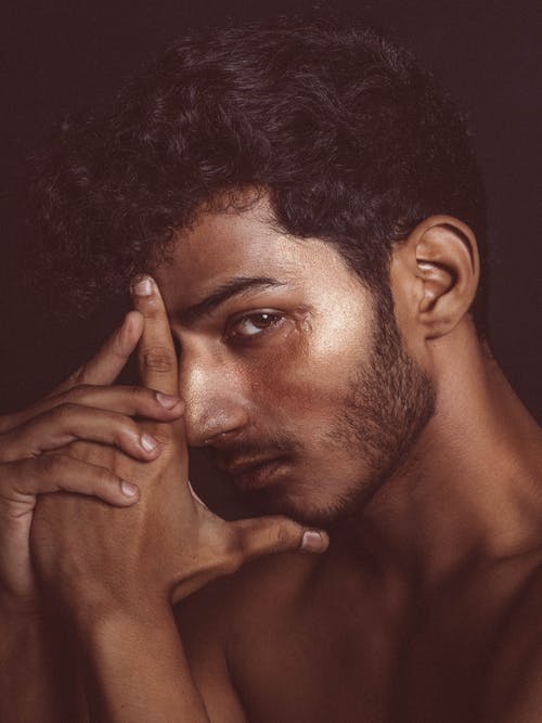 男人抱着他的脸 · 免费素材图片