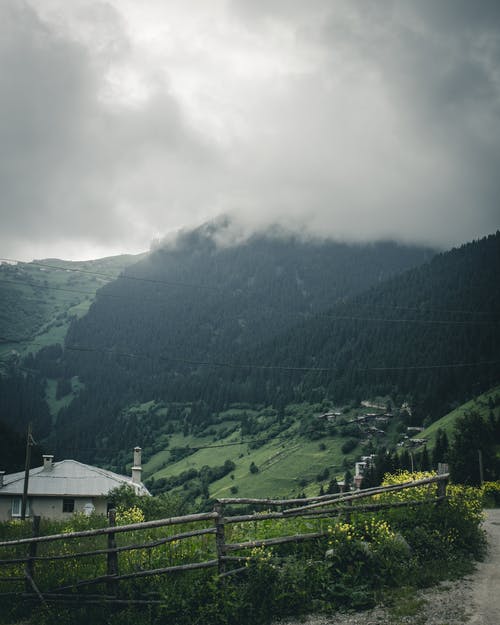 山附近的房子 · 免费素材图片