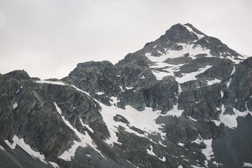 被雪覆盖的山 · 免费素材图片