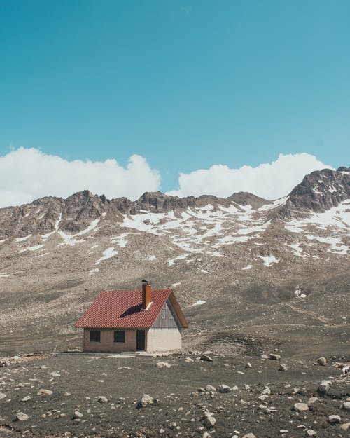 山附近的白色和棕色的房子 · 免费素材图片