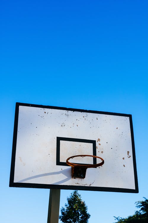 白色和黑色篮球场 · 免费素材图片