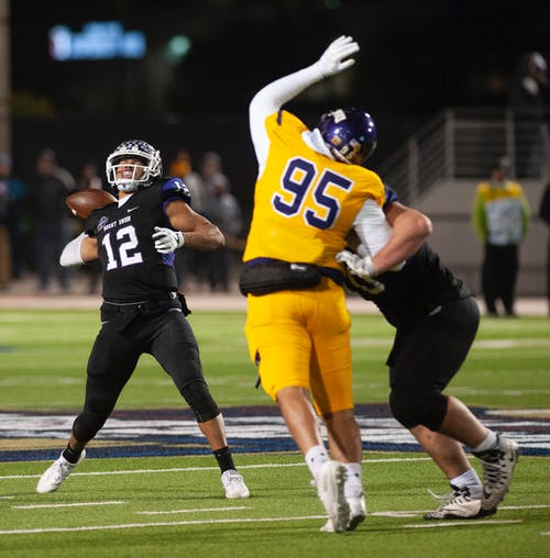 三名男子踢足球 · 免费素材图片