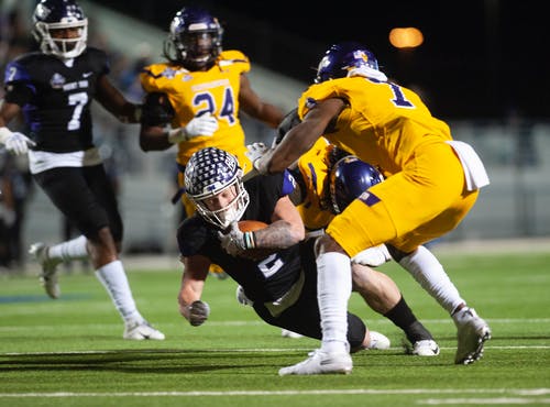 人们在球场上踢足球 · 免费素材图片