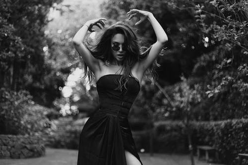 黑色礼服的女人的选择性聚焦摄影 · 免费素材图片