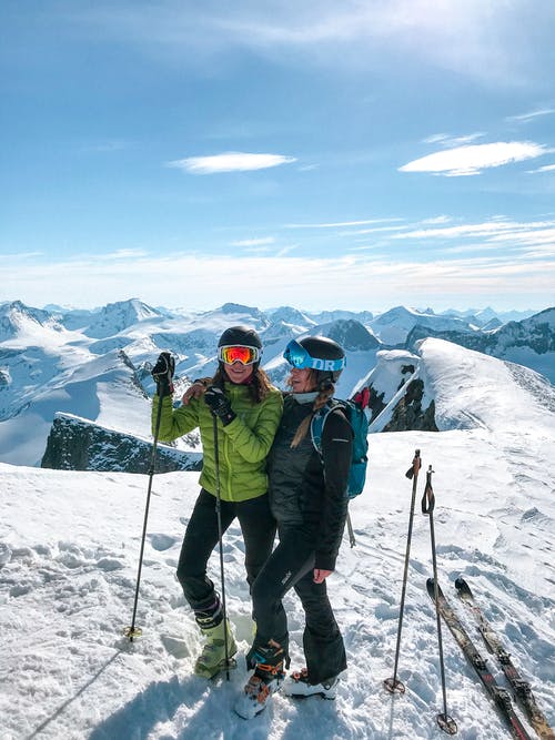 两个女人在雪地上滑雪 · 免费素材图片