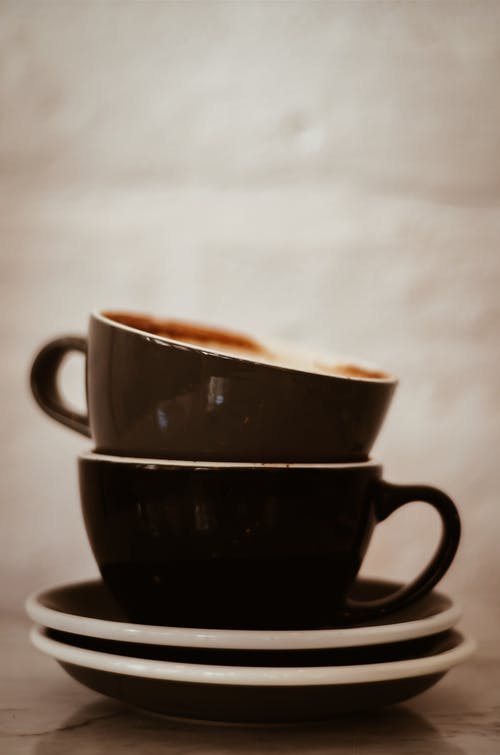 两个黑色和棕色茶杯 · 免费素材图片