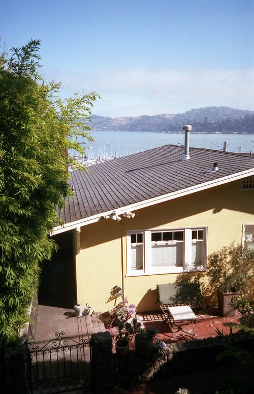 米色混凝土房子附近海 · 免费素材图片