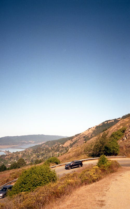 黑色汽车在路上的航拍 · 免费素材图片