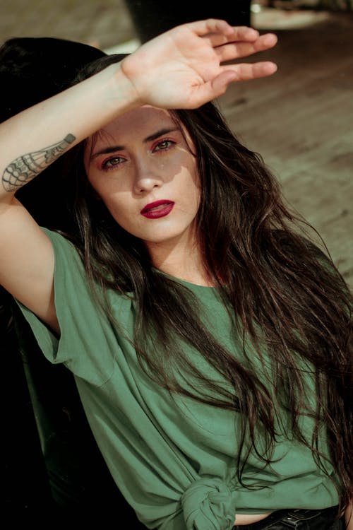 穿绿色衬衫的女人的照片 · 免费素材图片