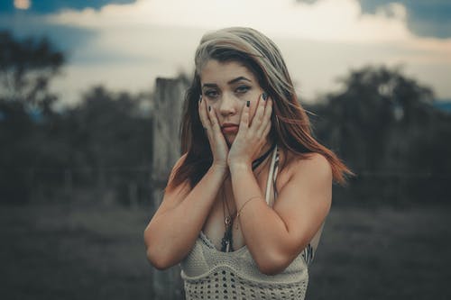 穿白色上衣的女人的画像 · 免费素材图片