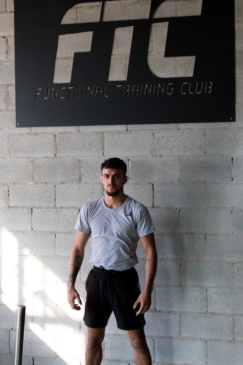 灰色圆领衬衫的男人 · 免费素材图片