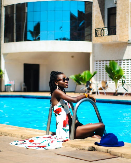 坐在游泳池旁边的女人 · 免费素材图片