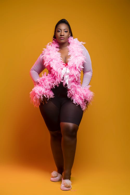 女人穿着粉红色和黑色的长袖衬衫和短裤的衣服 · 免费素材图片