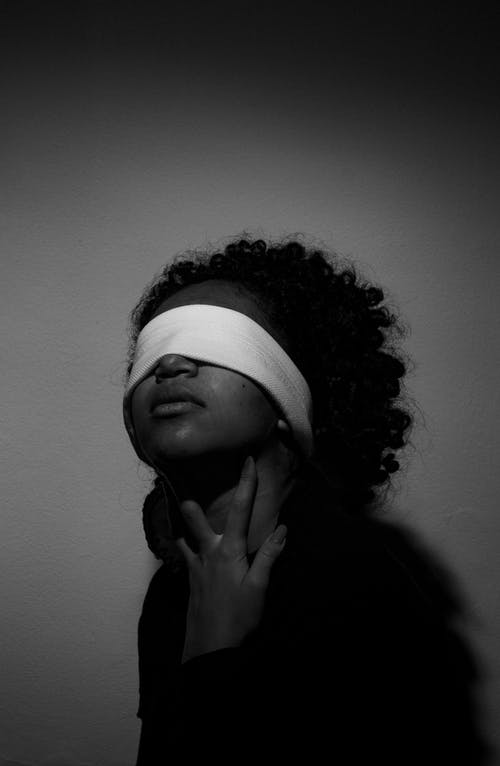 眼罩的女人 · 免费素材图片