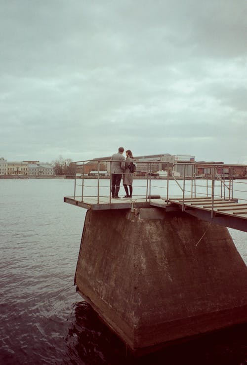 女人和男人站在码头上 · 免费素材图片