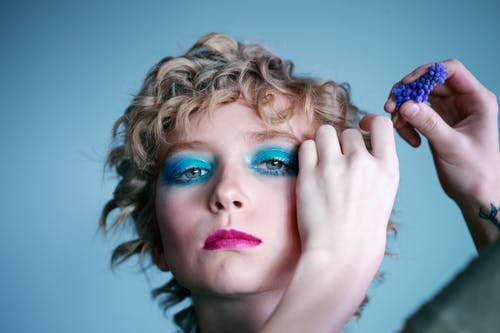 戴青色睫毛的女人的画像 · 免费素材图片