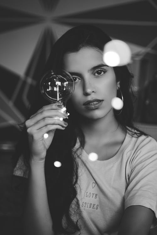 女人抱着灯泡的照片 · 免费素材图片