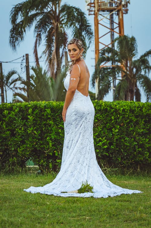 一个女人站在草地上的照片 · 免费素材图片