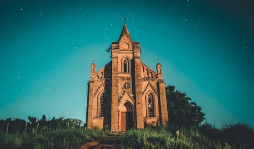 星夜下山上的教堂 · 免费素材图片