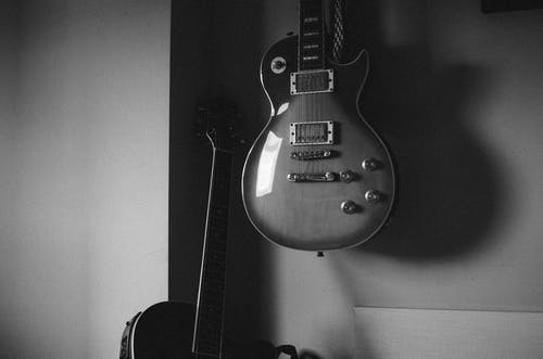 墙上的电吉他 · 免费素材图片