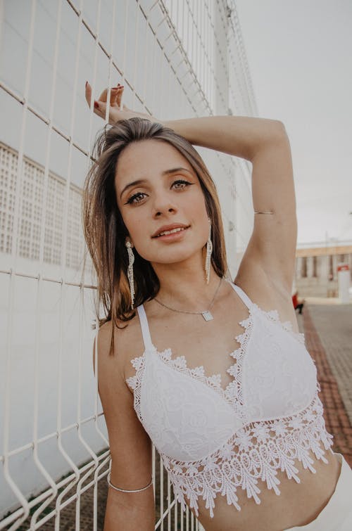 女人穿着白色作物上衣 · 免费素材图片