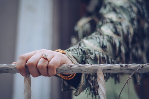 拿着铁路的人的选择聚焦摄影 · 免费素材图片