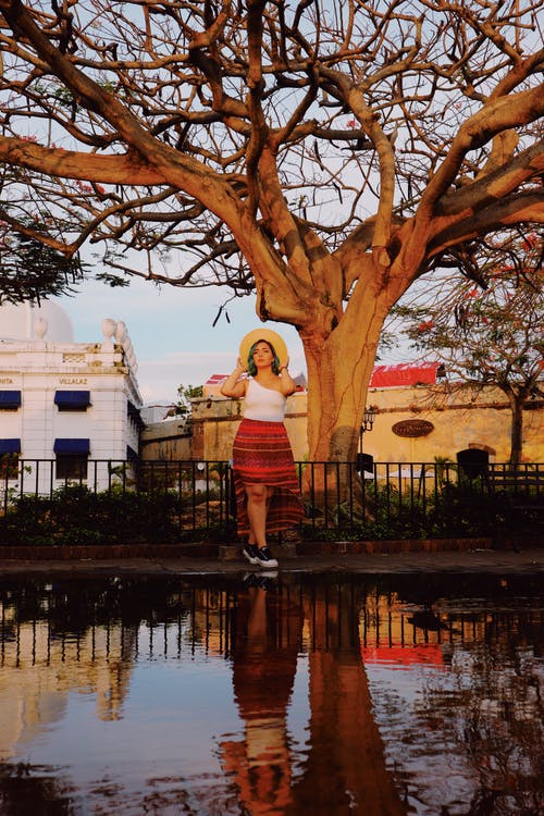 女人站在水的附近 · 免费素材图片