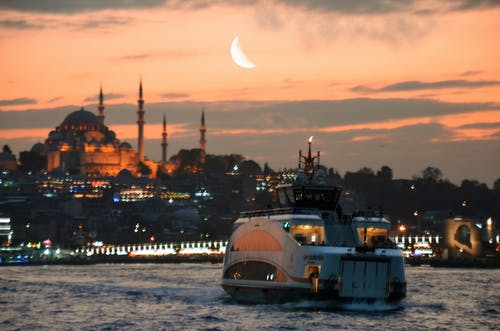 一艘船在海上的照片 · 免费素材图片