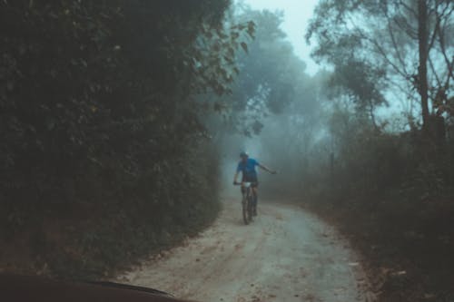 人在土路上骑自行车 · 免费素材图片