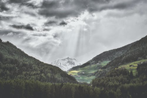 绿树和山脉的风景照片 · 免费素材图片