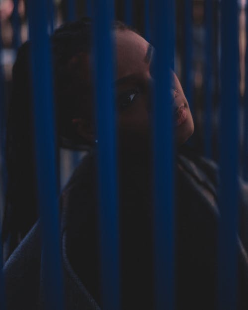 蓝色酒吧背后的女人 · 免费素材图片