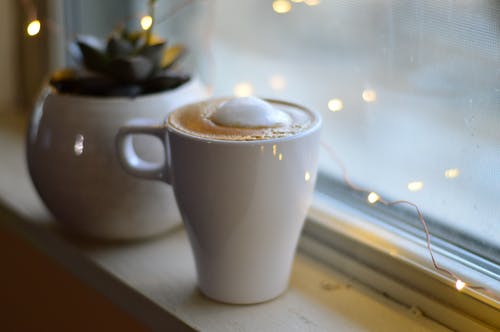 一杯咖啡在杯子里的特写照片 · 免费素材图片