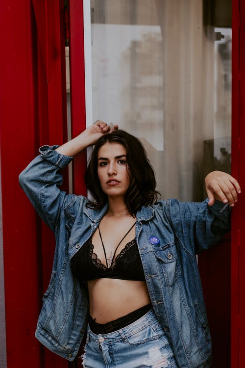 女人穿着蓝色牛仔牛仔裤 · 免费素材图片