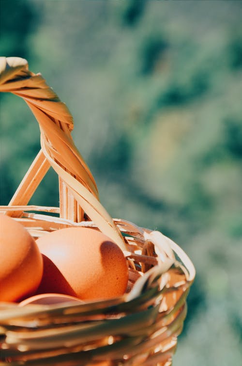 棕色鸡蛋在篮子里的特写照片 · 免费素材图片