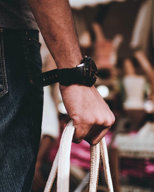 男子右手持袋穿黑色手表 · 免费素材图片